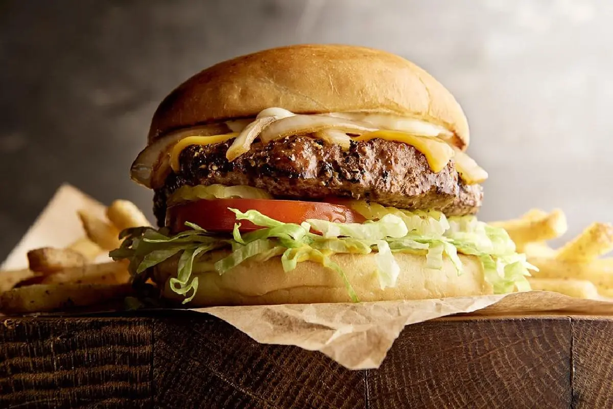 Nutrition 1 Twin Cheeseburger from Twin Peaks served with fresh toppings and melted cheese.